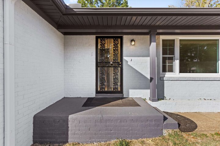 Property Photo: 1332 E Raines Rd TN 38116