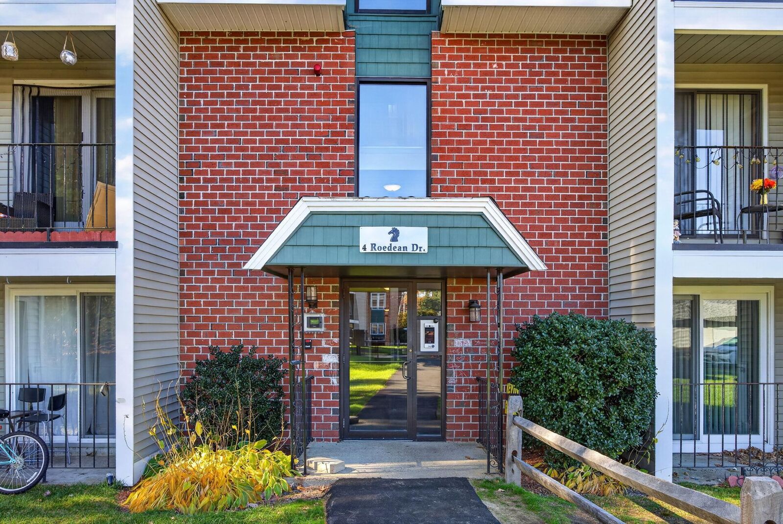 Property Photo:  4 Roedean Drive  NH 03063 
