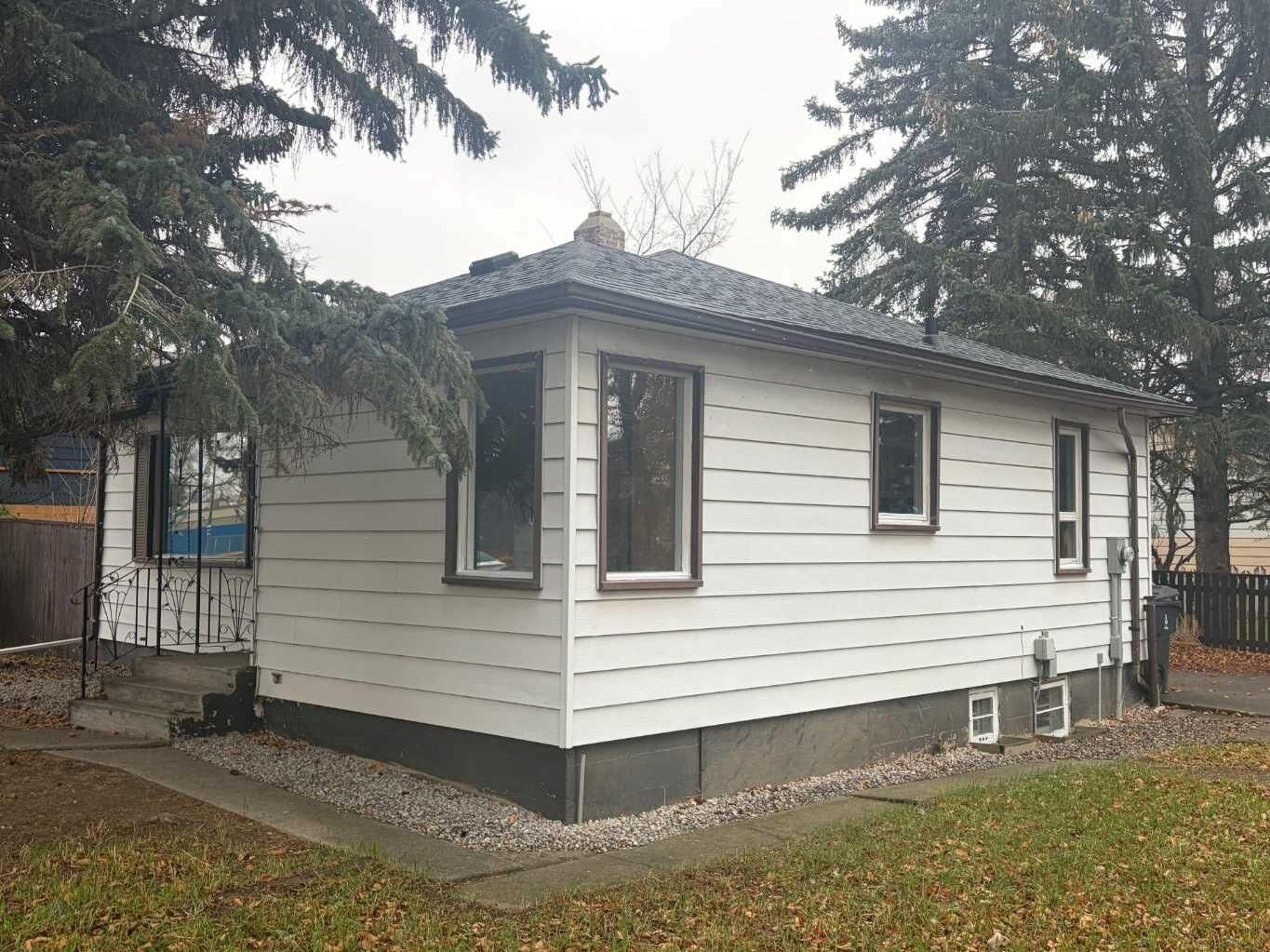 Property Photo:  1264 4 Avenue N  AB T1H 0L1 