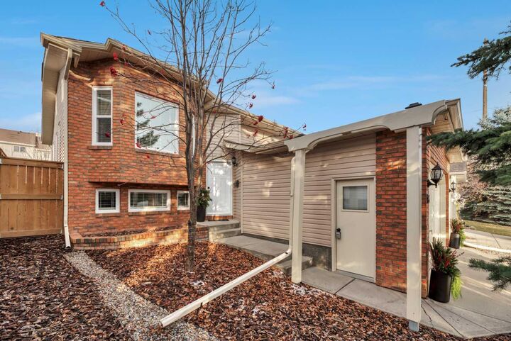 Property Photo:  186 Shawinigan Way SW  AB T2Y 2W3 