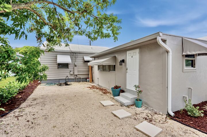 Property Photo:  629 SE 4th Avenue Back  FL 33483 