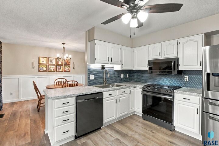Property Photo:  2404 S Avondale Ave  SD 57110-5609 