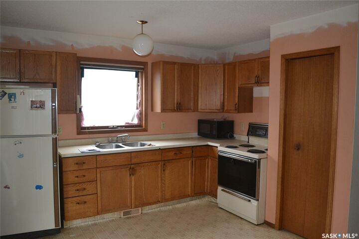 Property Photo:  326 Carter Crescent  SK S7L 7K4 