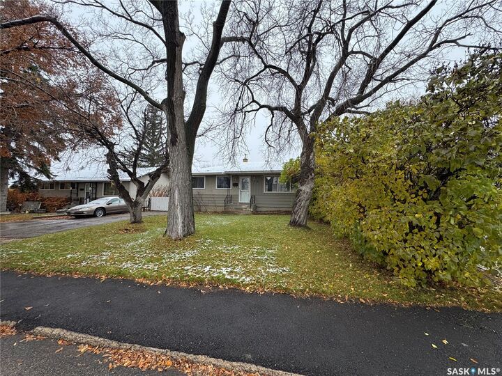 Property Photo:  158 Rose Street N  SK S4R 2Y1 