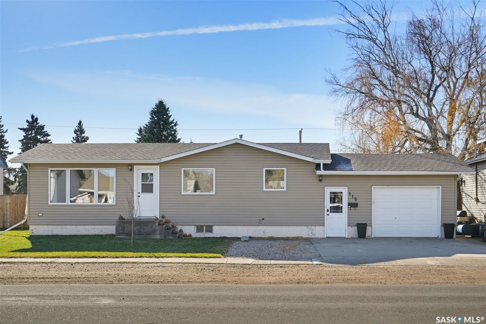 Property Photo: 118 5th Street SK S0K 1X0