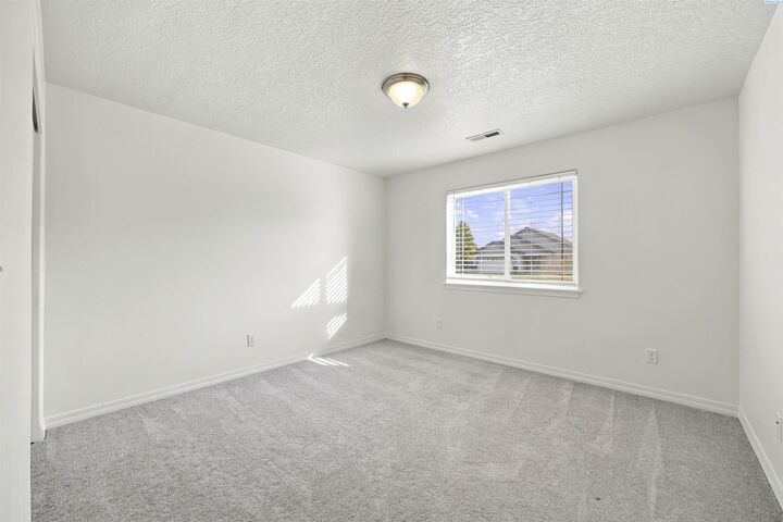 Property Photo:  405 Sanlyn Ct  WA 99320 