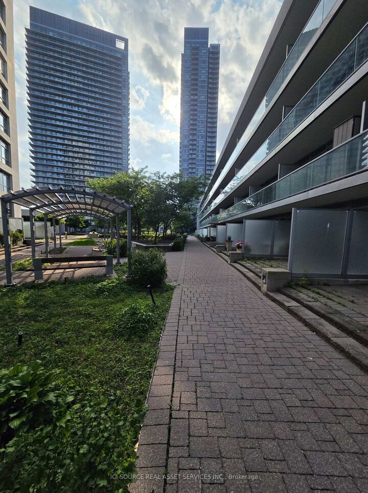 Property Photo:  2035 Sheppard Avenue E 221  ON M2J 0A8 