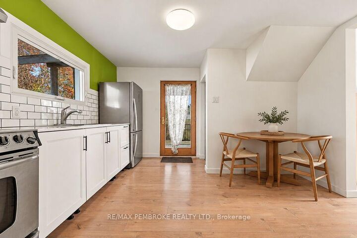 Property Photo:  445 Thompson Street  ON K8A 3S2 