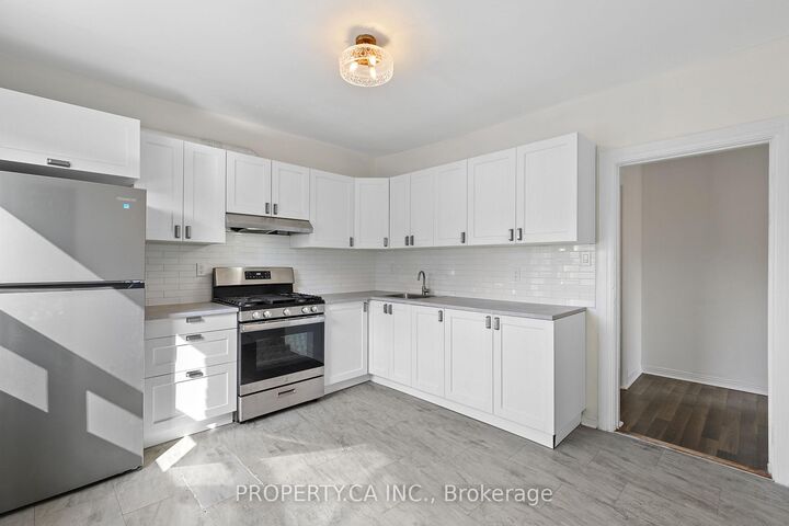 Property Photo:  22 Lappin Avenue 3  ON M6H 1Y4 