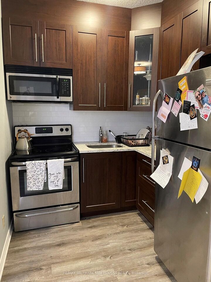 Property Photo: 240 Cooper Street 6 ON K2P 0G4