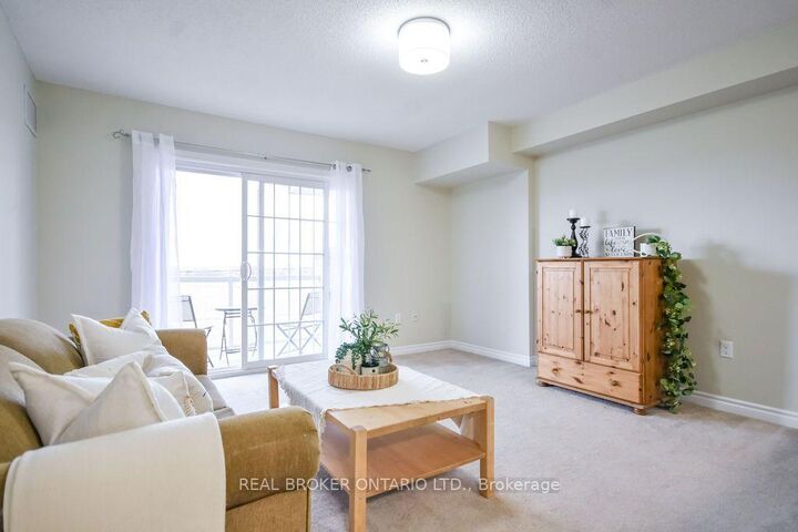 Property Photo:  137 Sydenham Wells N/A 26  ON L4M 0G7 