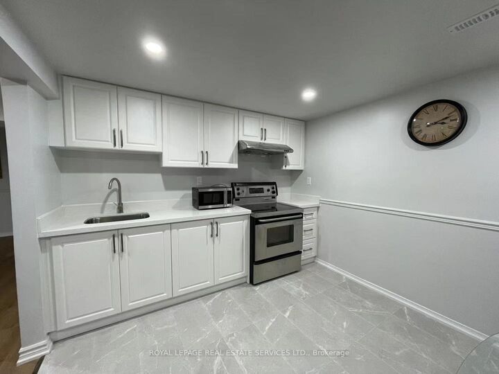 Property Photo:  299 Rockcliffe Gardens Lower  ON L5R 1S1 