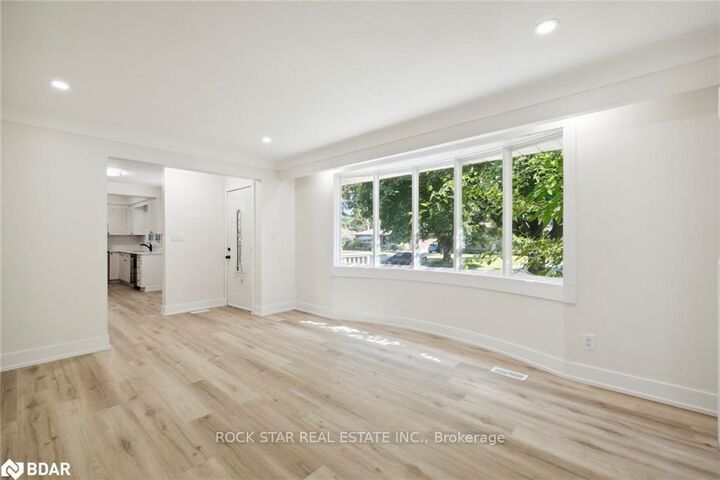 Property Photo:  87 Leaside Drive Upper  ON L2M 4G7 