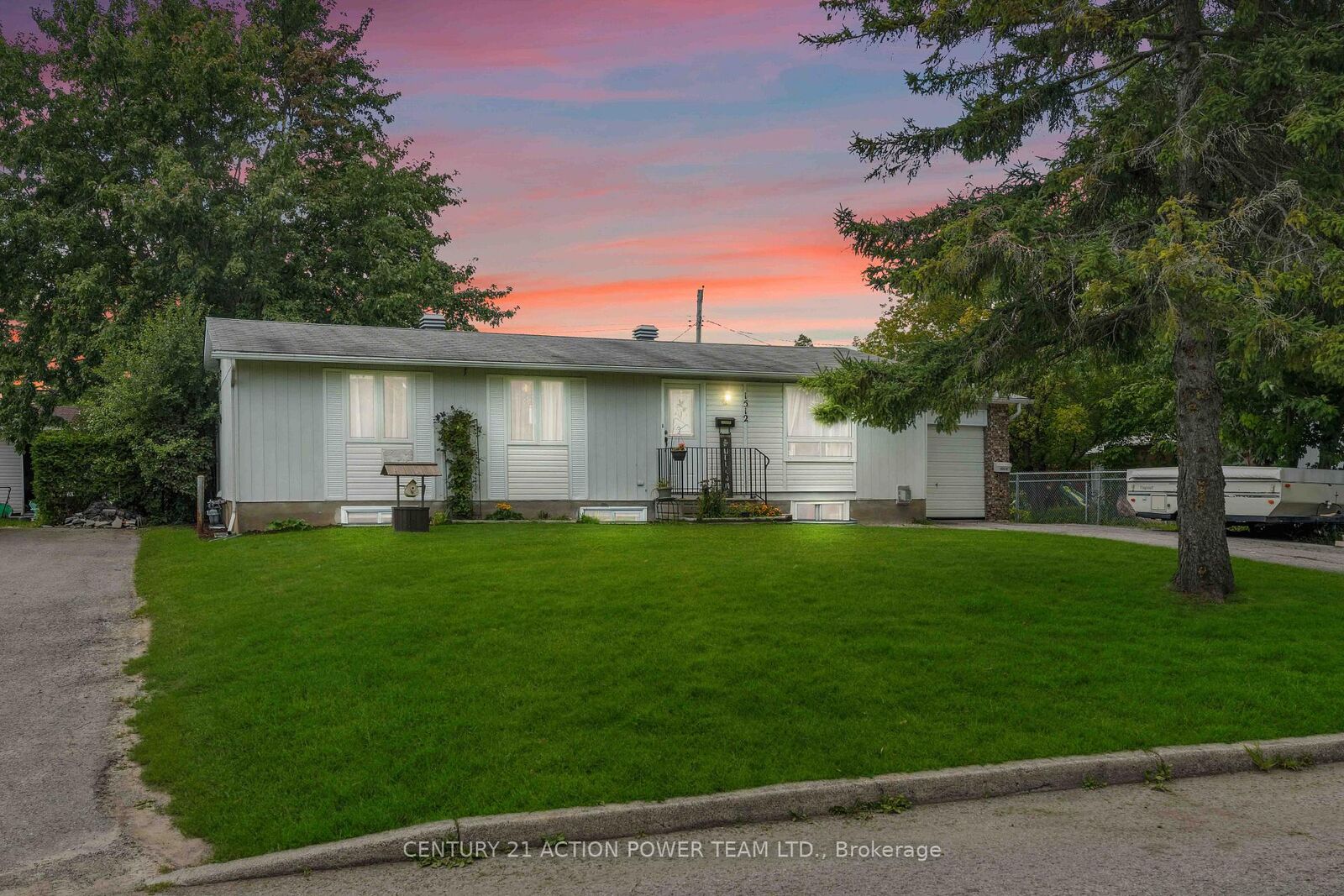 Property Photo:  1512 Blackheath Street  ON K1E 1K7 