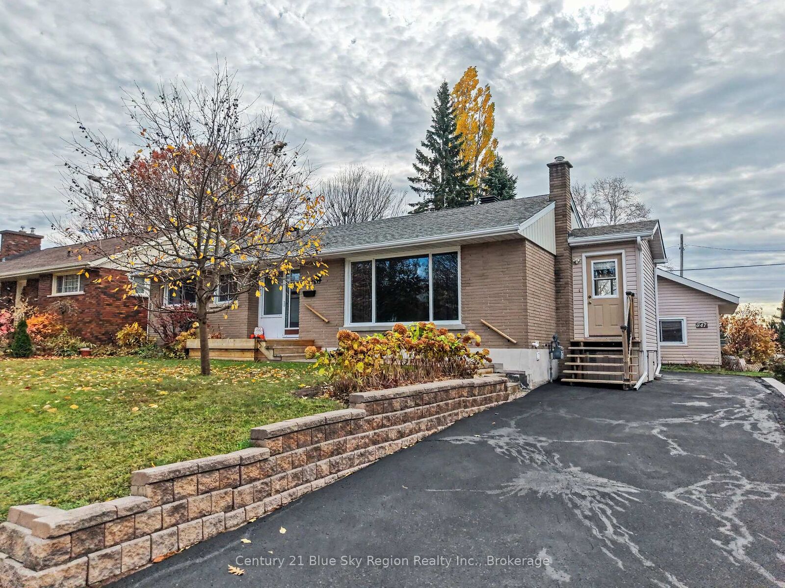 Property Photo:  847 Vimy Street  ON P1B 5B6 