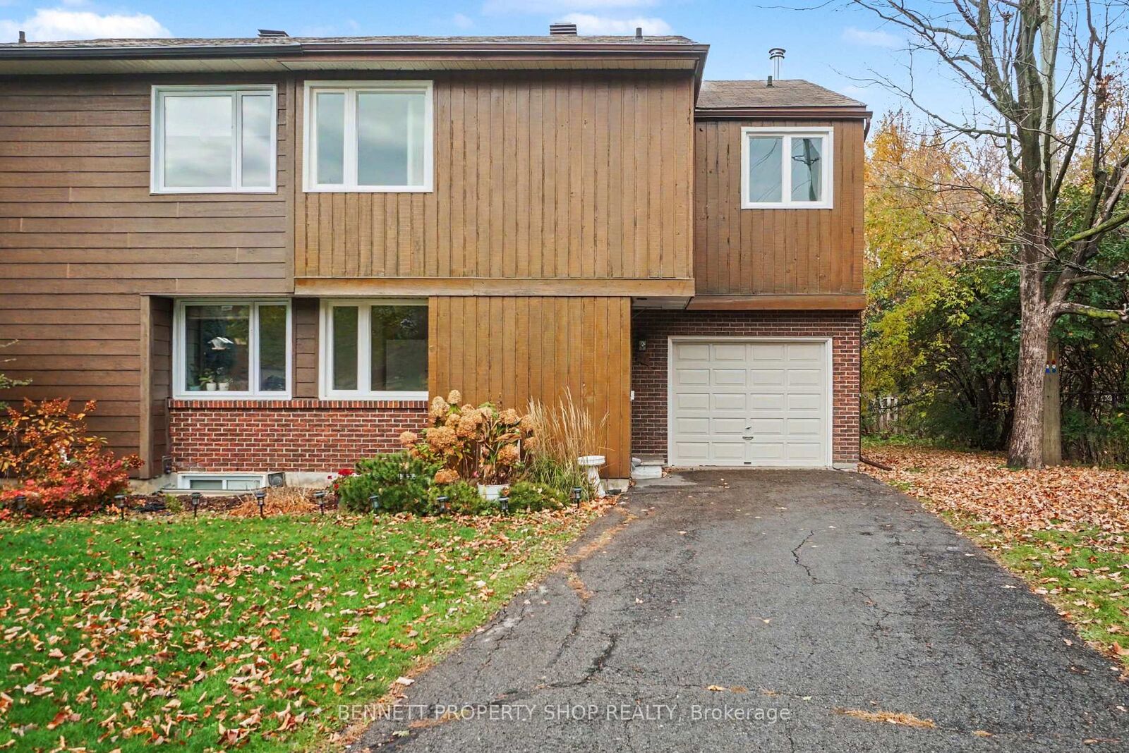 Property Photo:  57 Sandhurst Court  ON K1V 9W9 