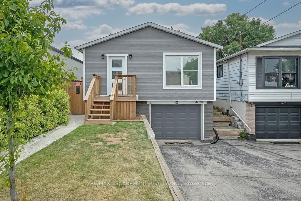 Property Photo: 7 Garside Avenue S Lower ON L8K 2V7