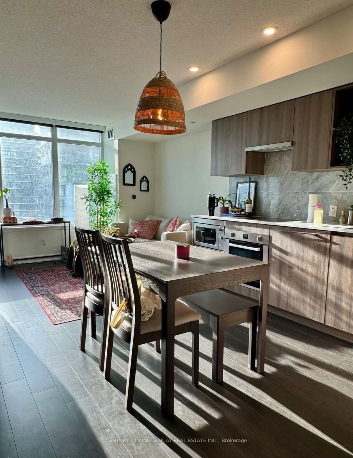 Property Photo:  19 Bathurst Street 1915  ON M5V 0N2 