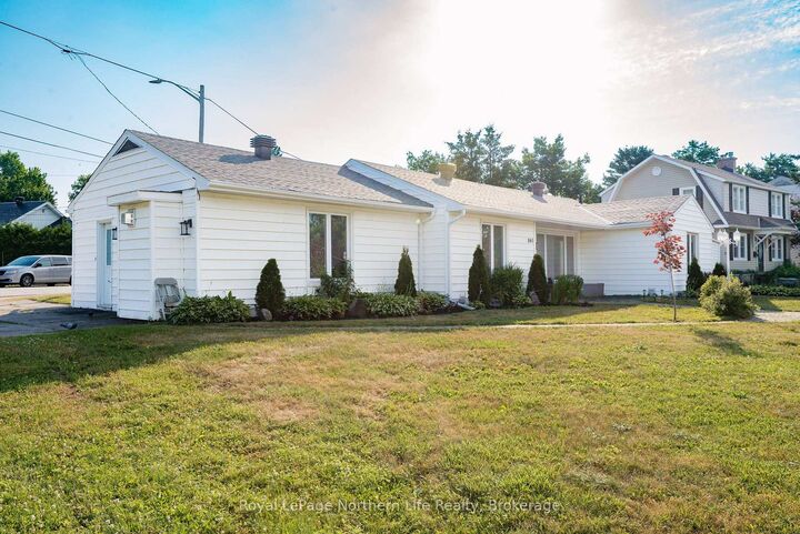 Property Photo:  840 McLaren Street  ON P1B 3L8 