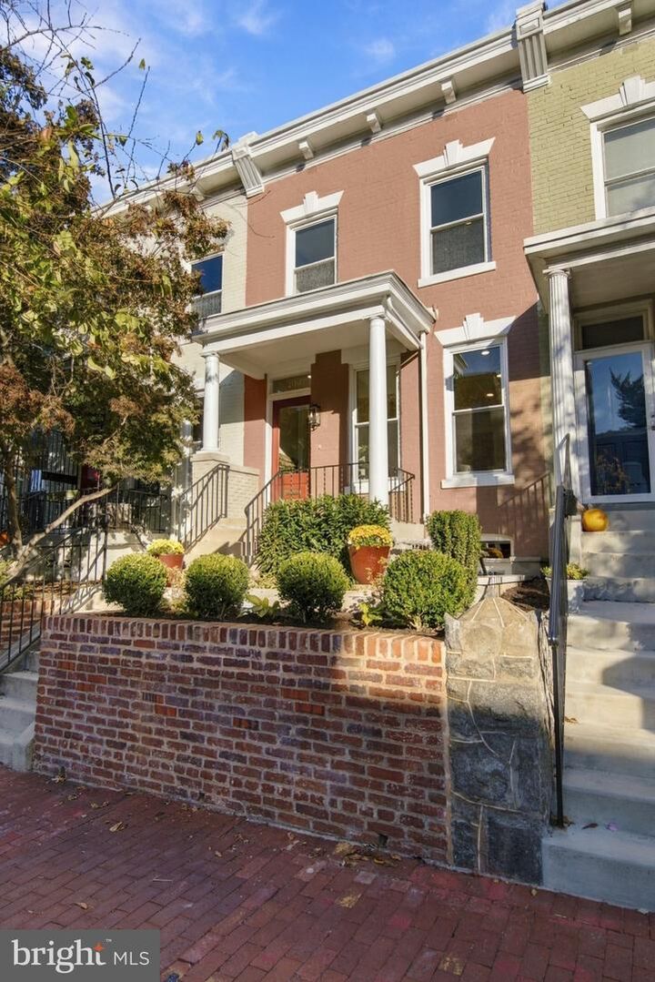 Property Photo:  409 11th Street NE  DC 20002 