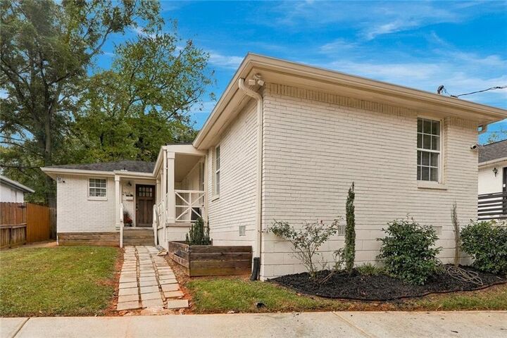 Property Photo:  2915 Glenwood Avenue SE  GA 30317 