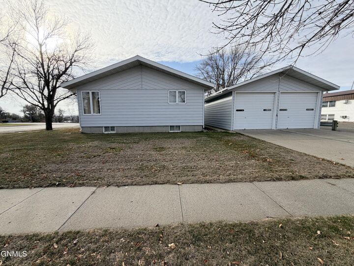 Property Photo:  321 Central Avenue N  ND 58523 
