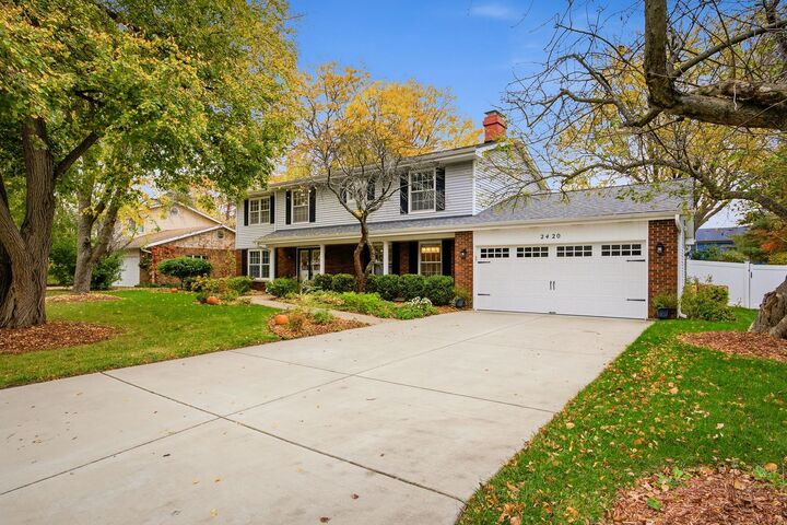 Property Photo:  2420 W Downer Place  IL 60506 