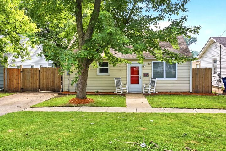 Property Photo:  485 N River Street  IL 60538 