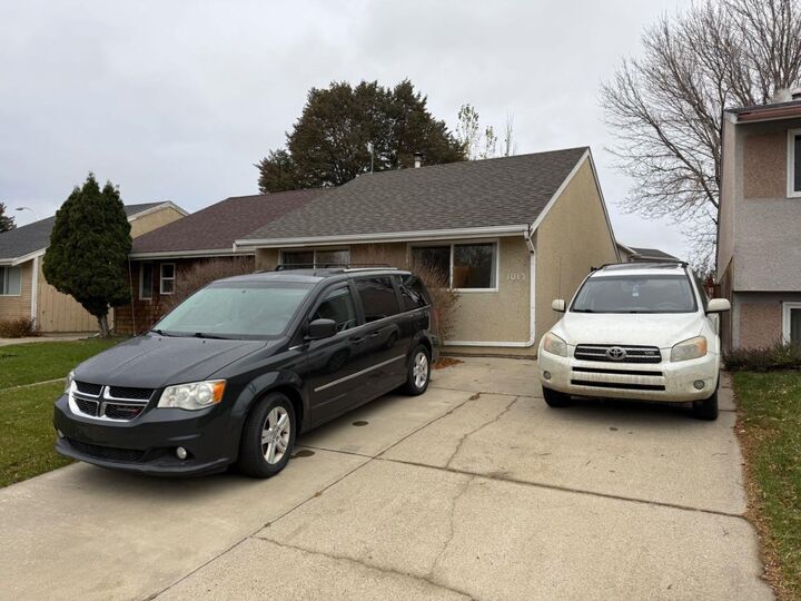 Property Photo:  1013 St David Road N  AB T1H 5A5 