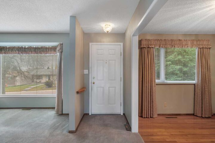 Property Photo:  616 Hunts Crescent NW  AB T2K 4H9 