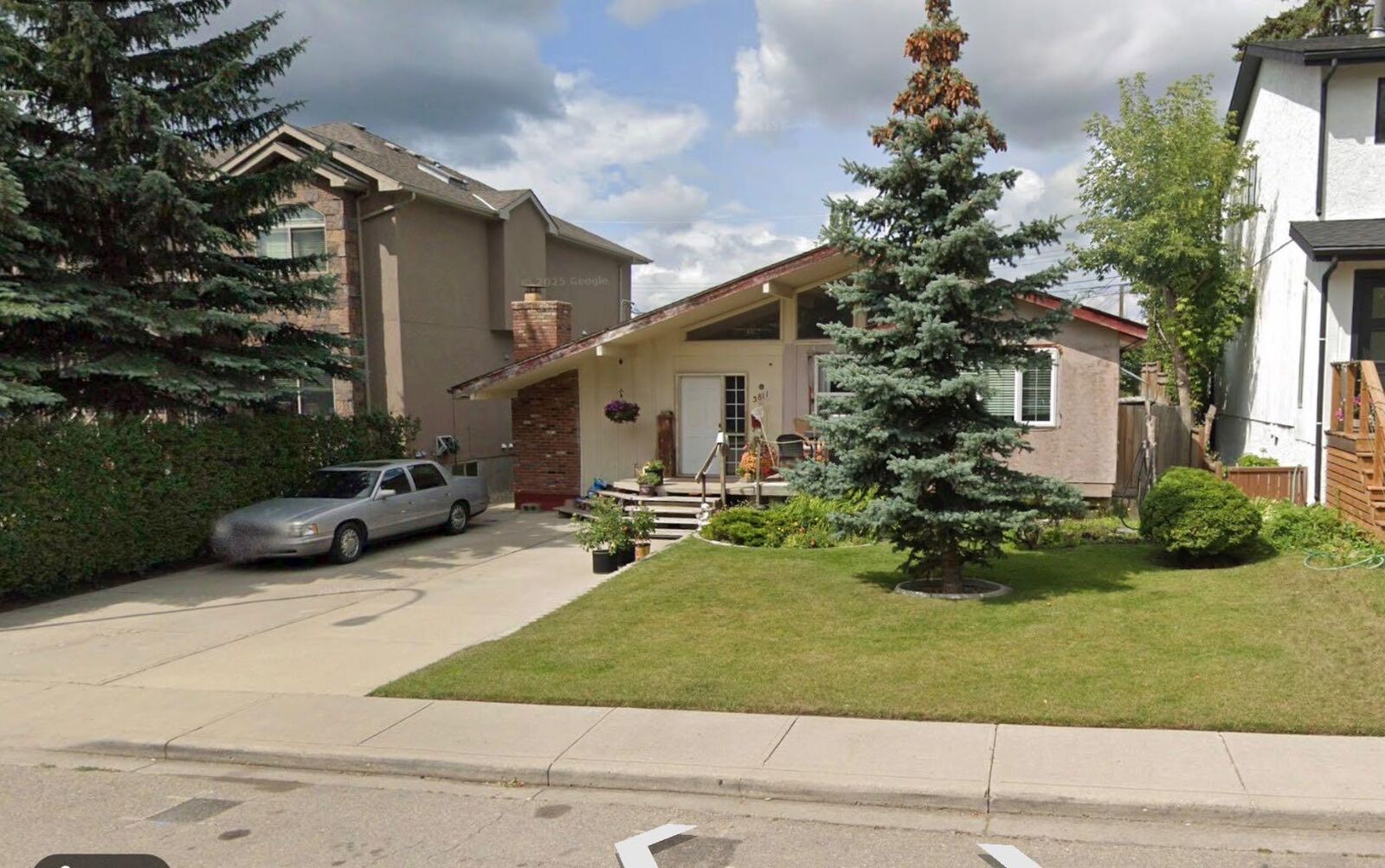 Property Photo:  3811 44 Street SW  AB T3E 3S4 