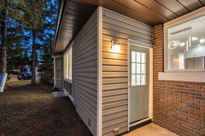 Property Photo:  3509 49 Street SW  AB T3E 6N8 