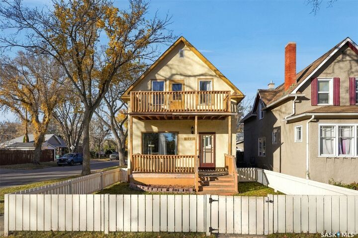 Property Photo:  622 32nd Street W  SK S7L 0T2 