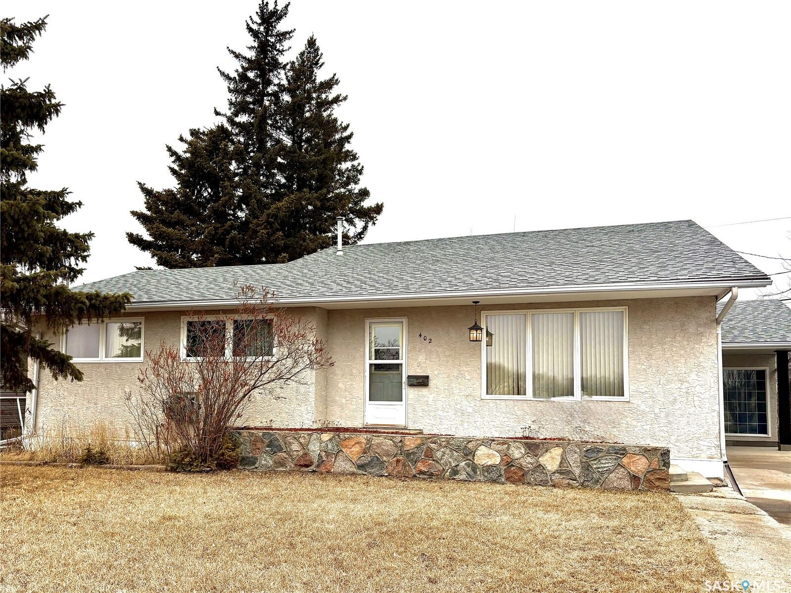 Property Photo:  402 Fourth Street  SK S0G 2S0 