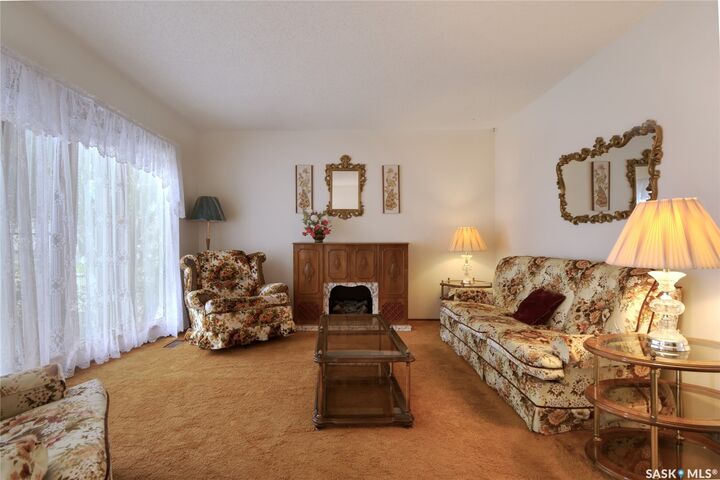 Property Photo: 1008 Parklane Drive SK S0H 0B0