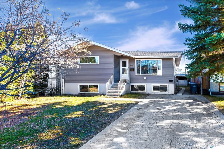 Property Photo:  126 Y Avenue S  SK S7M 3J3 