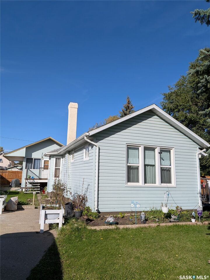 Property Photo:  336 10th Street E  SK S6V 0Z2 