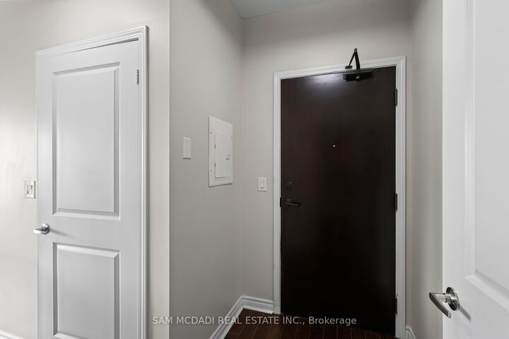Property Photo:  385 Prince Of Wales Drive 1611  ON L5B 0C6 