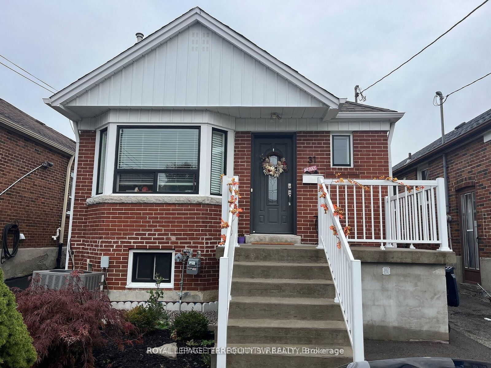 Property Photo:  31 Chamberlain Avenue Bsmt  ON M6E 4J7 