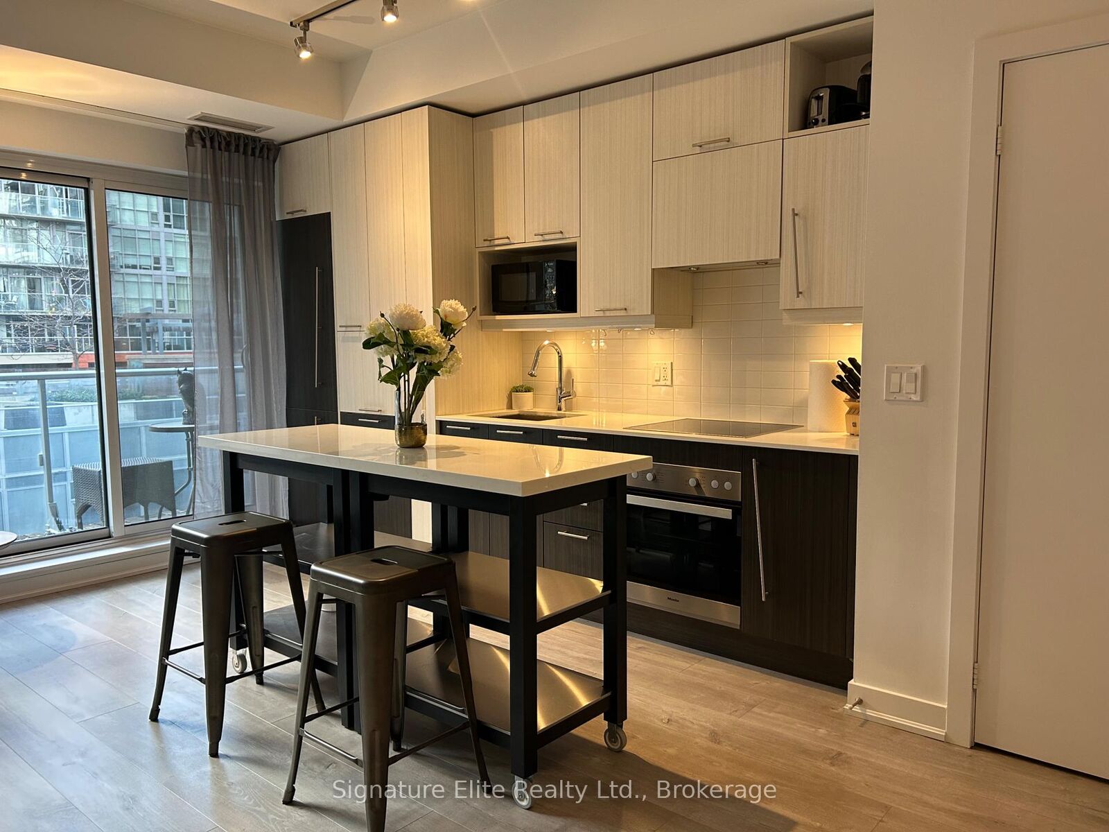 Property Photo: 199 Richmond Street W 711 ON M5V 0H4