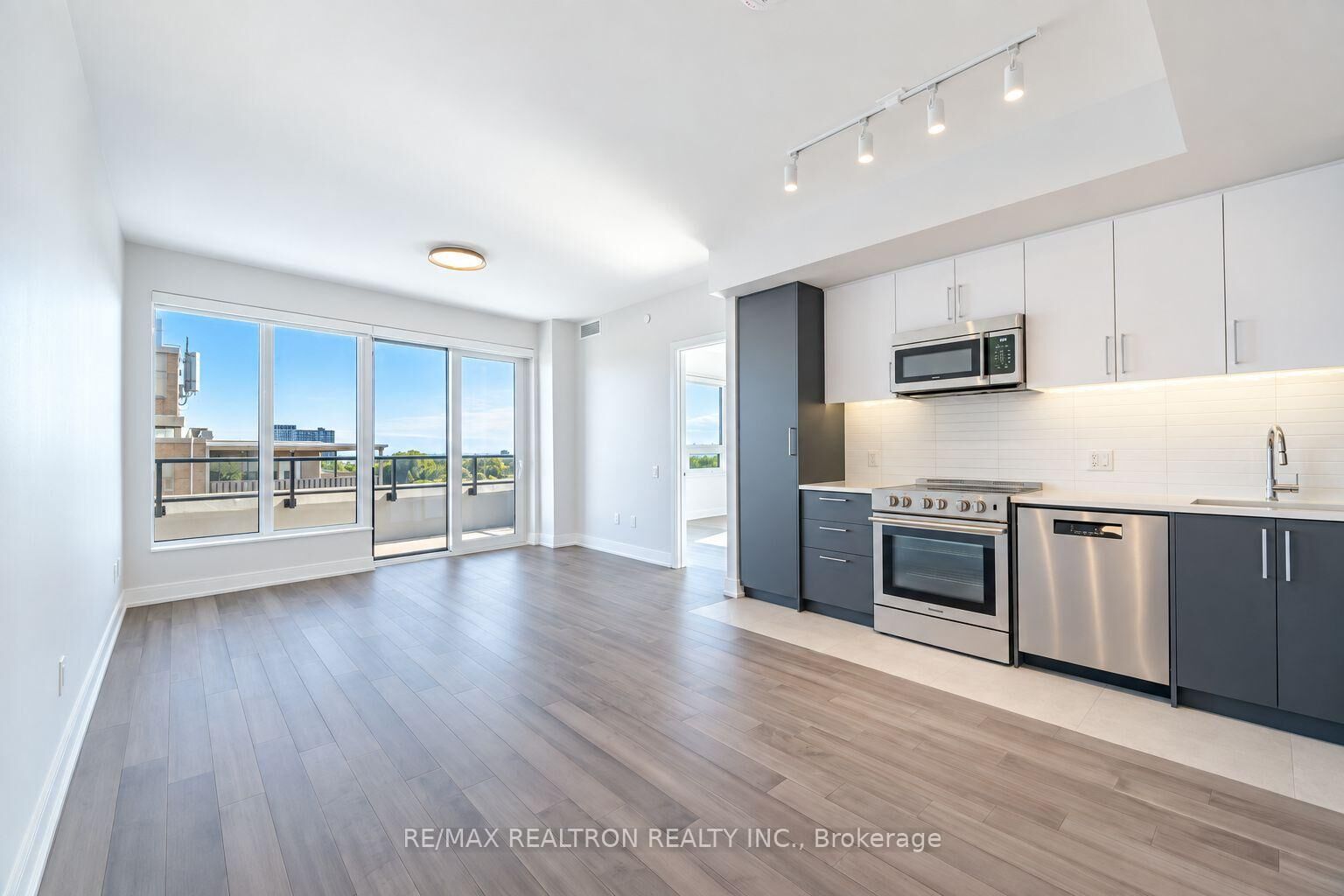 Property Photo:  2525 Bathurst Street 704  ON M6B 2Y9 
