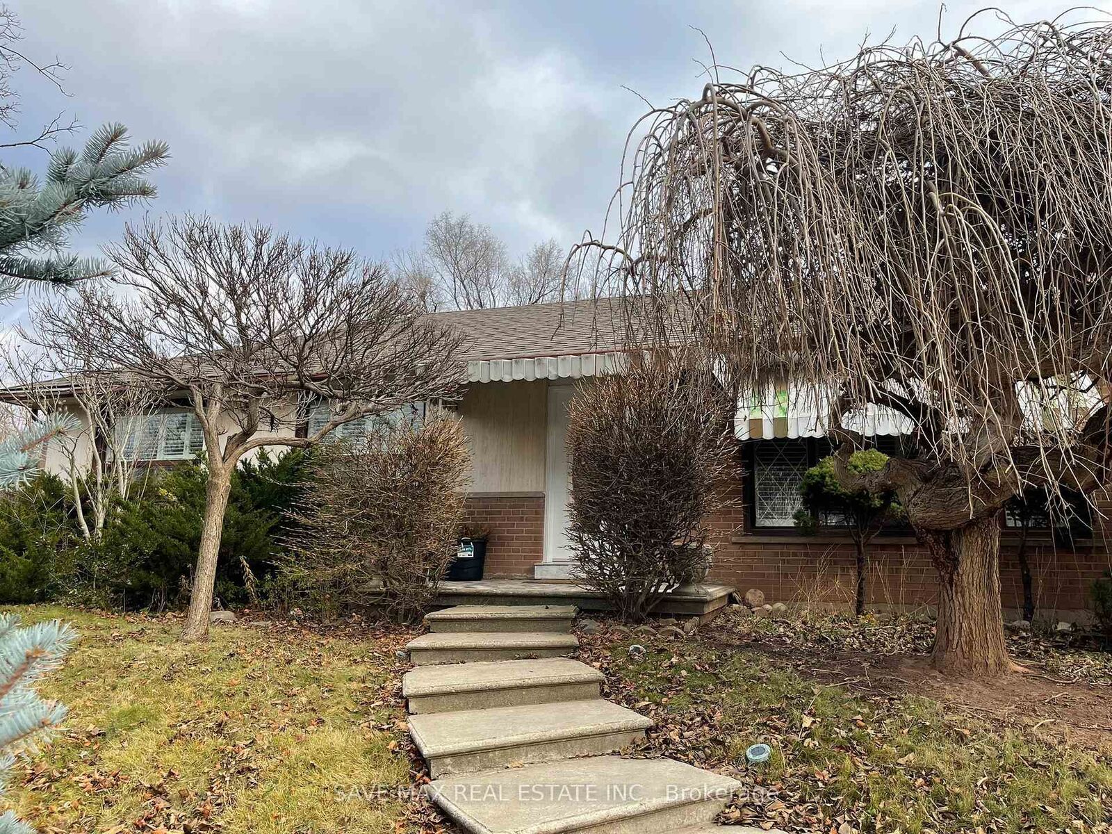 Property Photo: 561 Weir Avenue ON L6L 4X3