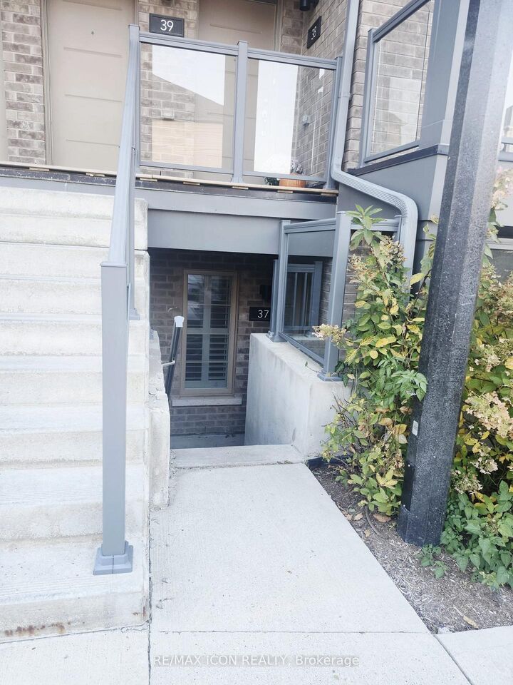 Property Photo:  205 West Oak Place 37  ON N2R 0R9 