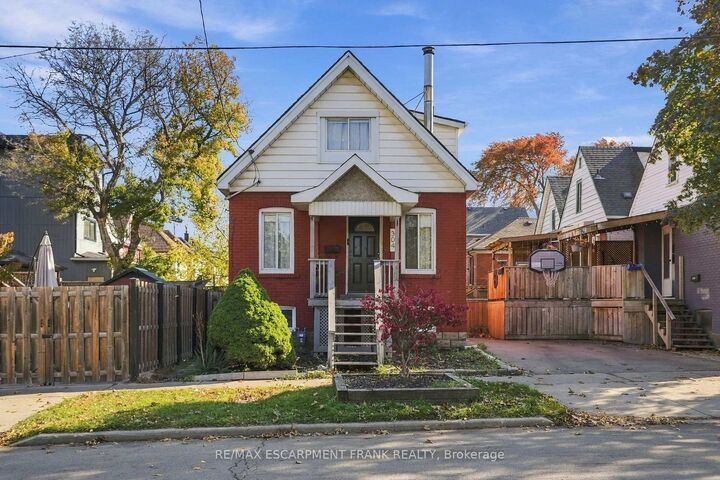 Property Photo:  304 Rosslyn Avenue N  ON L8L 7R3 