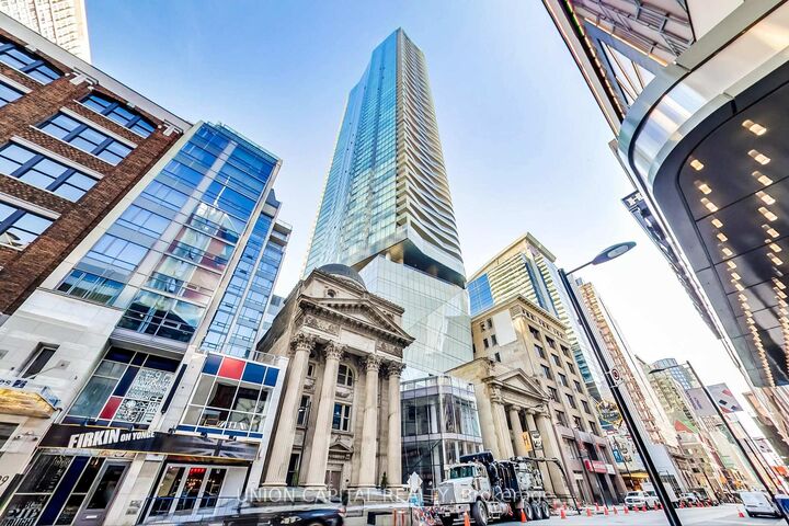 Property Photo:  197 Yonge Street 1614  ON M5B 1M4 