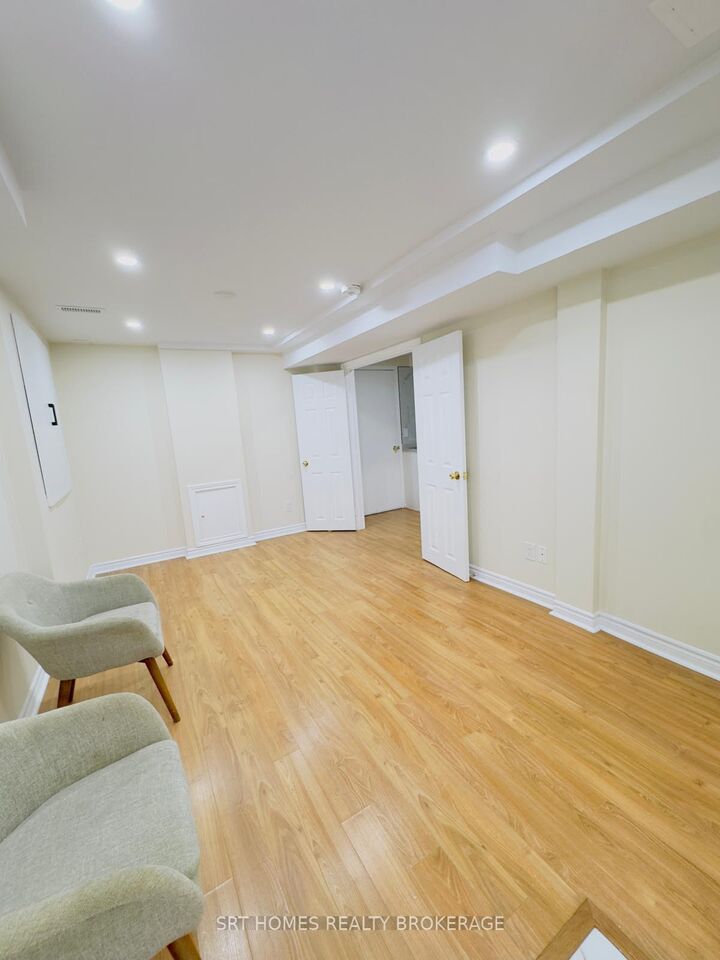 Property Photo: 1326 Midgreen Lane ON L5V 2E5
