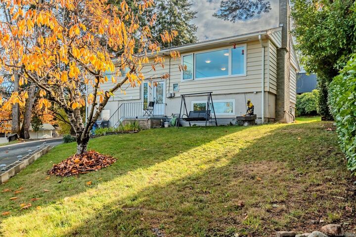 Property Photo:  423 Poplar St  BC V9S 2H1 