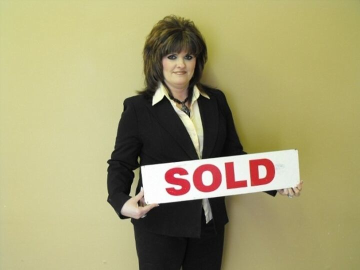 Linda Hill, Real Estate Salesperson in Lawrenceburg, Commonwealth Real Estate