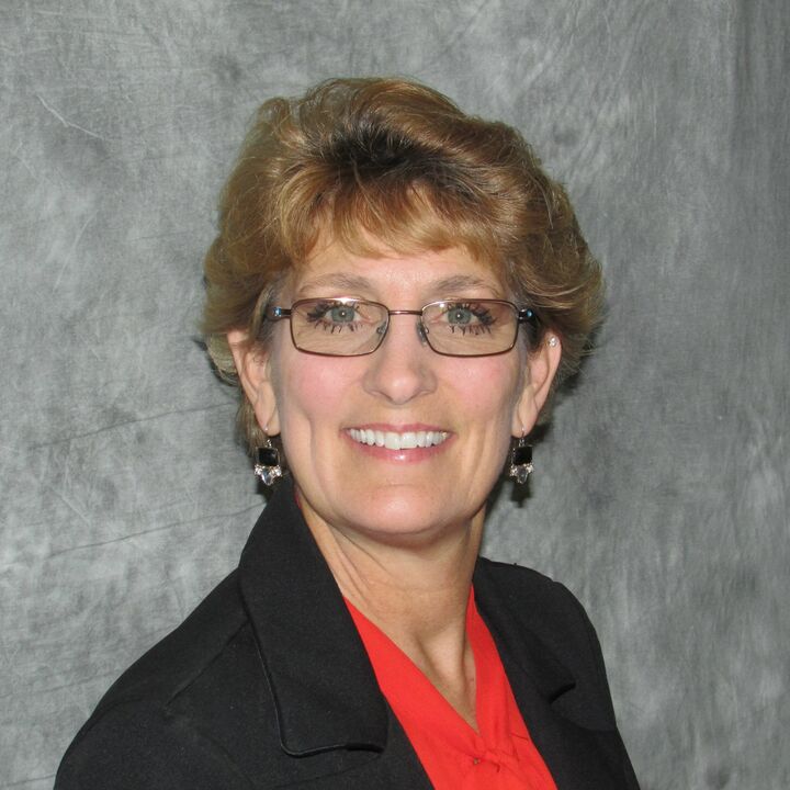 Peri Lundberg, Real Estate Salesperson in Ludington, Bayshore Real Estate