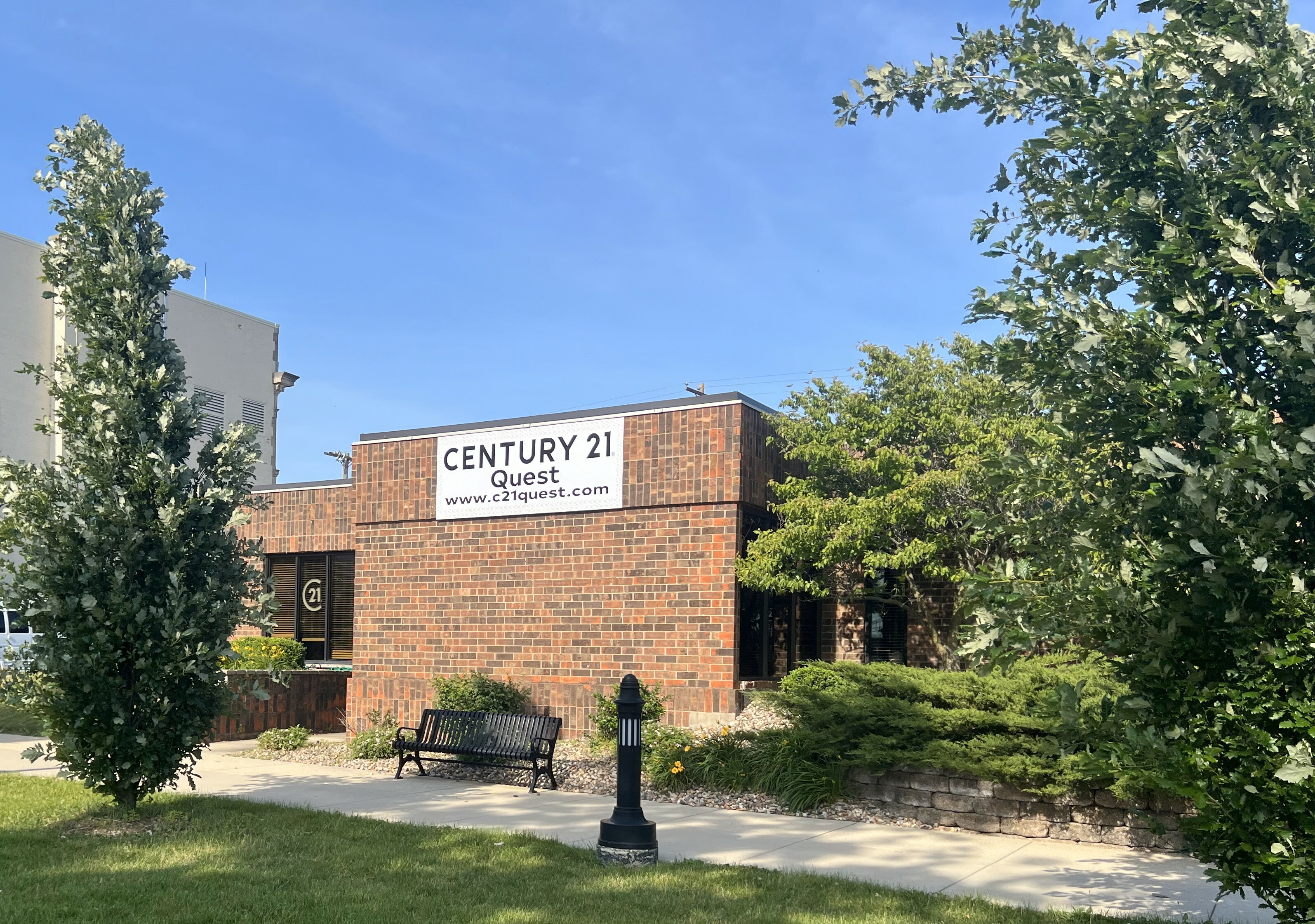 CENTURY 21 Quest,  in Maroa, Quest